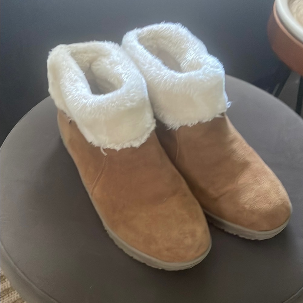 Minnetonka Women’s 9 Cozy Brown Winter Boots with Plush Lining